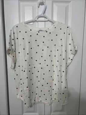Reitmans White Short Sleeve Tee with Black Polka Dots